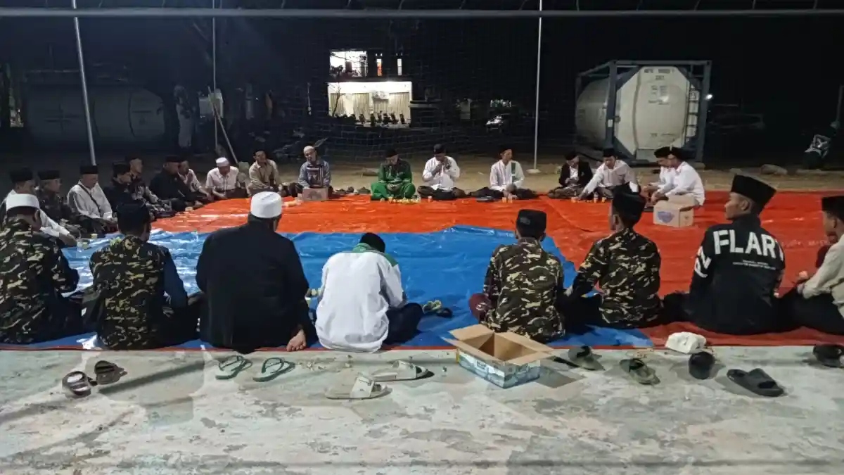 Istighosah MWCNU Dander dalam rangkaian Hari Santri Nasional 2026 di Desa Sumberarum, Bojonegoro.