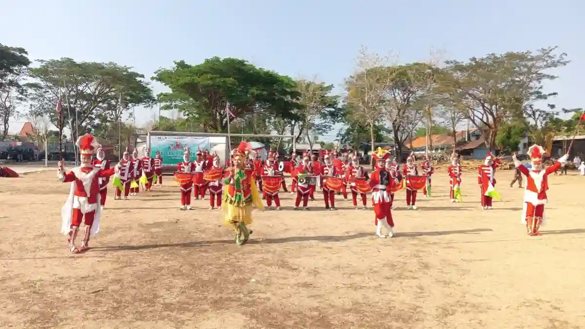 Tim drumband MA Al Munawwar tampil dengan kostum merah putih dalam upacara Hari Santri MWCNU Dander 2026 di Bojonegoro