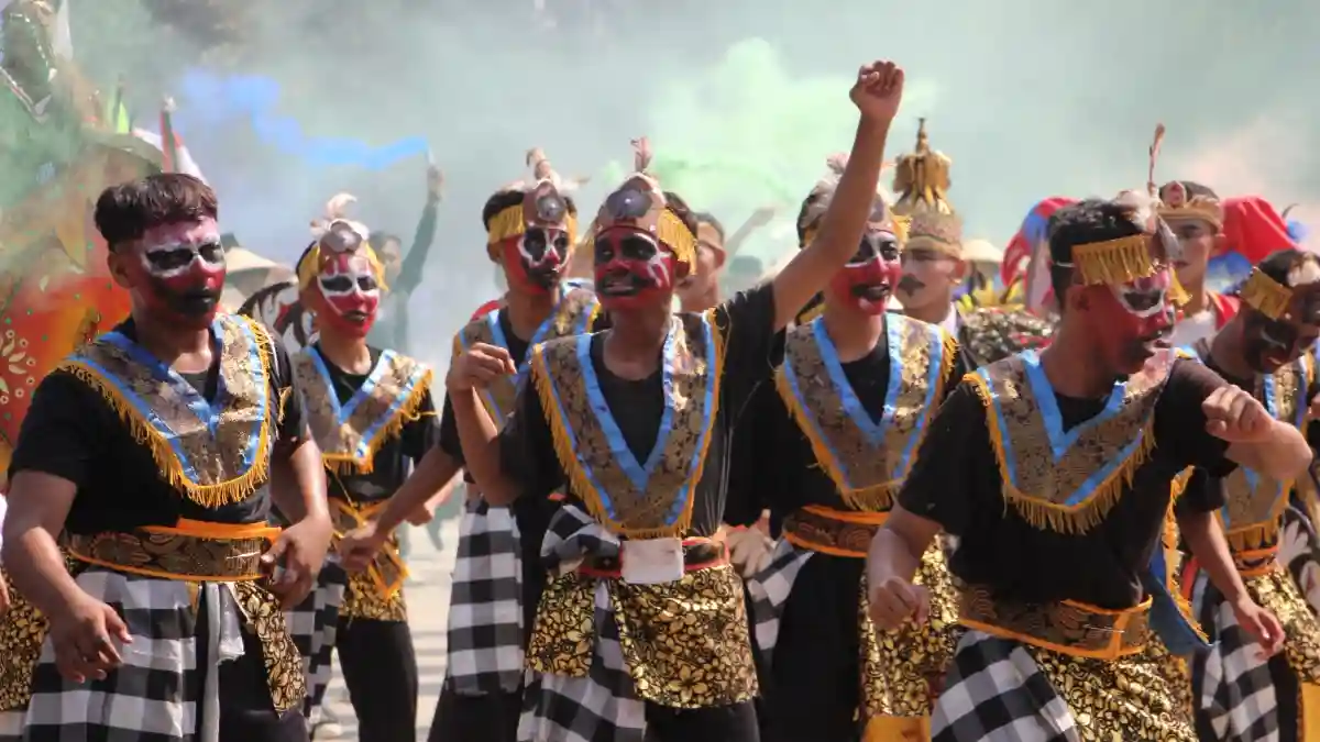 Penampilan seni kolosal santri Al-Rosyid saat Hari Santri Nasional 2026 di Bojonegoro.