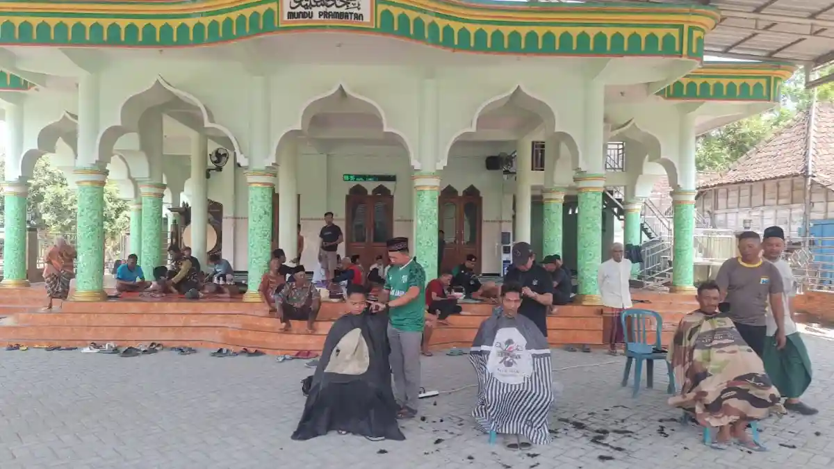 Layanan potong rambut gratis dalam safari masjid NU Care-LAZISNU Balen di Masjid Sabilul Muttaqin, Prambatan, Bojonegoro.