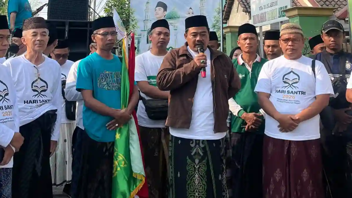 Moh. Zainudin membuka Jalan Sehat Bersarung MWCNU Kalitidu dalam rangka Hari Santri 2026.