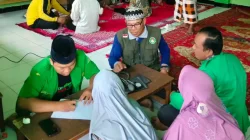 Relawan Ansor Sumberrejo melayani pemeriksaan kesehatan gratis dalam bakti sosial Hari Santri 2026.