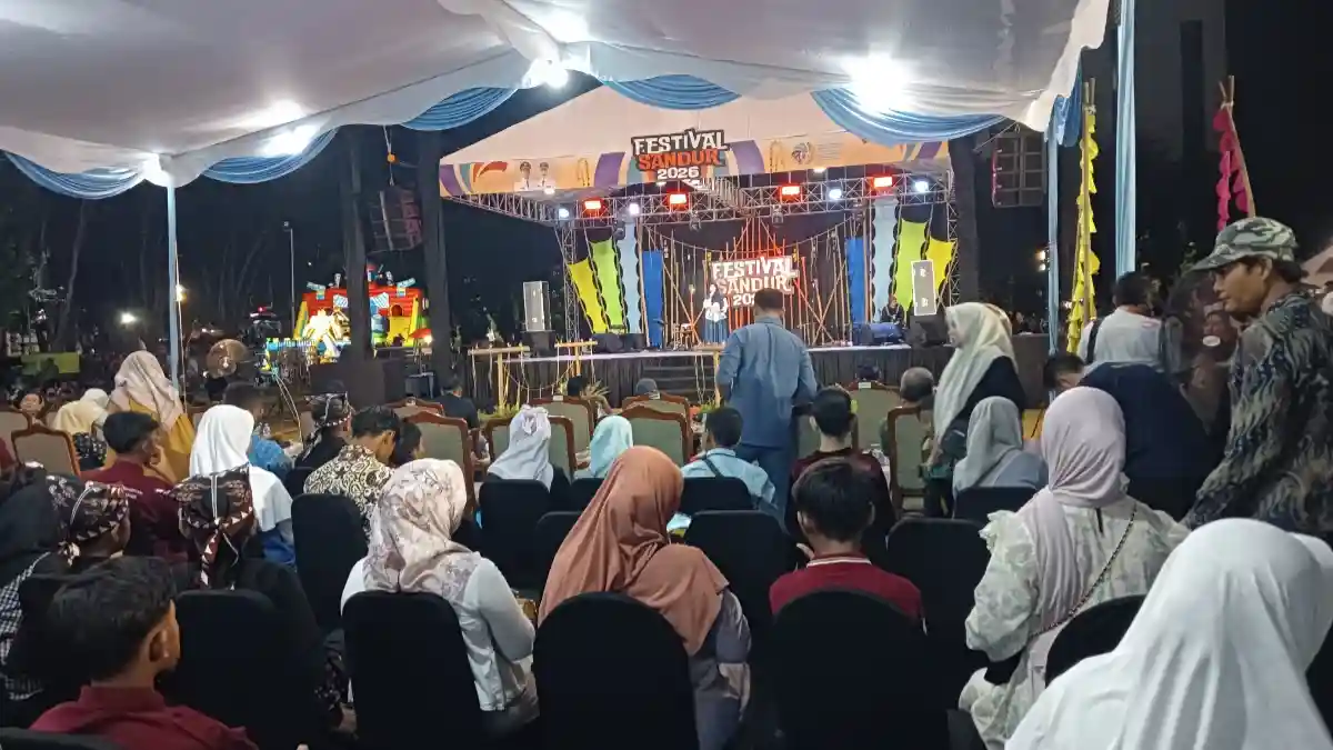 Suasana Festival Sandur Bojonegoro 2026 di Alun-Alun Kota Bojonegoro pada malam hari.