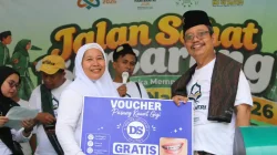 drg Sofan Solikin Berikan Voucher Kawat Gigi Gratis di Jalan Sehat Bersarung MWCNU Kalitidu