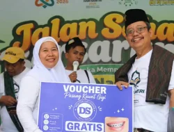 drg Sofan Solikin Berikan Voucher Kawat Gigi Gratis di Jalan Sehat Bersarung MWCNU Kalitidu