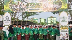 Bupati dan pengurus PCNU Bojonegoro bersama peserta Jalan Sehat Bersarung Hari Santri 2026.