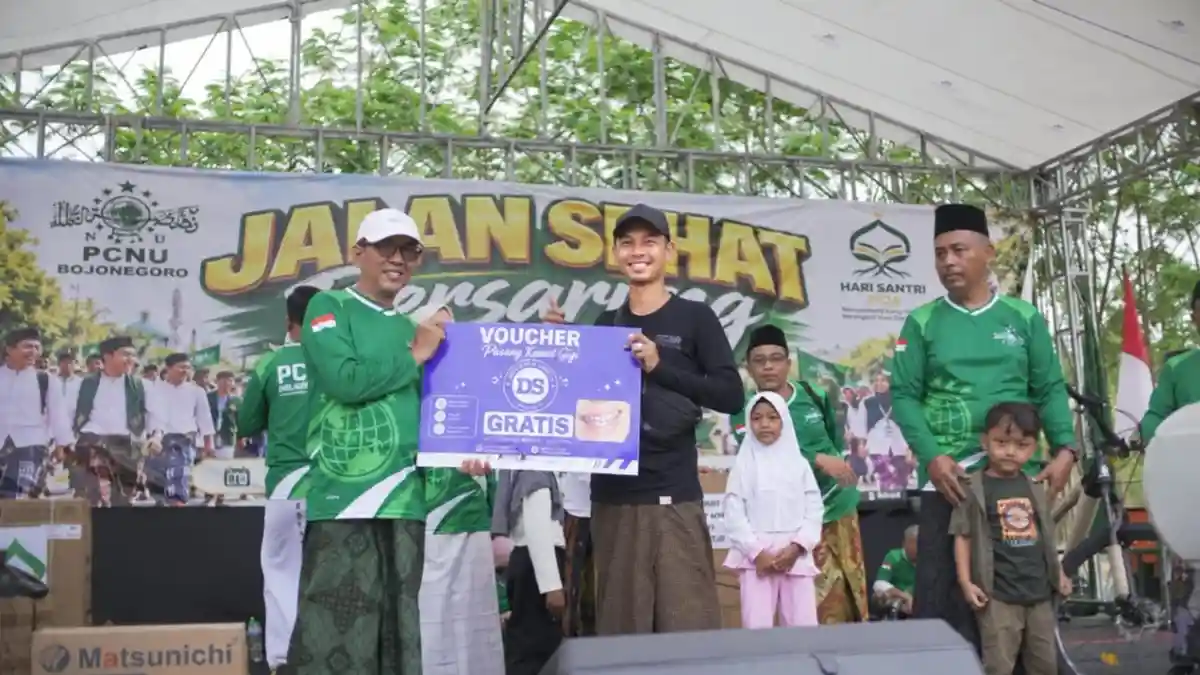 Penyerahan voucher kawat gigi gratis kepada pemenang Jalan Sehat PCNU Bojonegoro