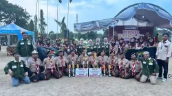 Kontingen Pramuka Al-Rosyid berfoto bersama dua piala juara umum Lomba Penegak Kreasi XV di Unipma Madiun 2026.