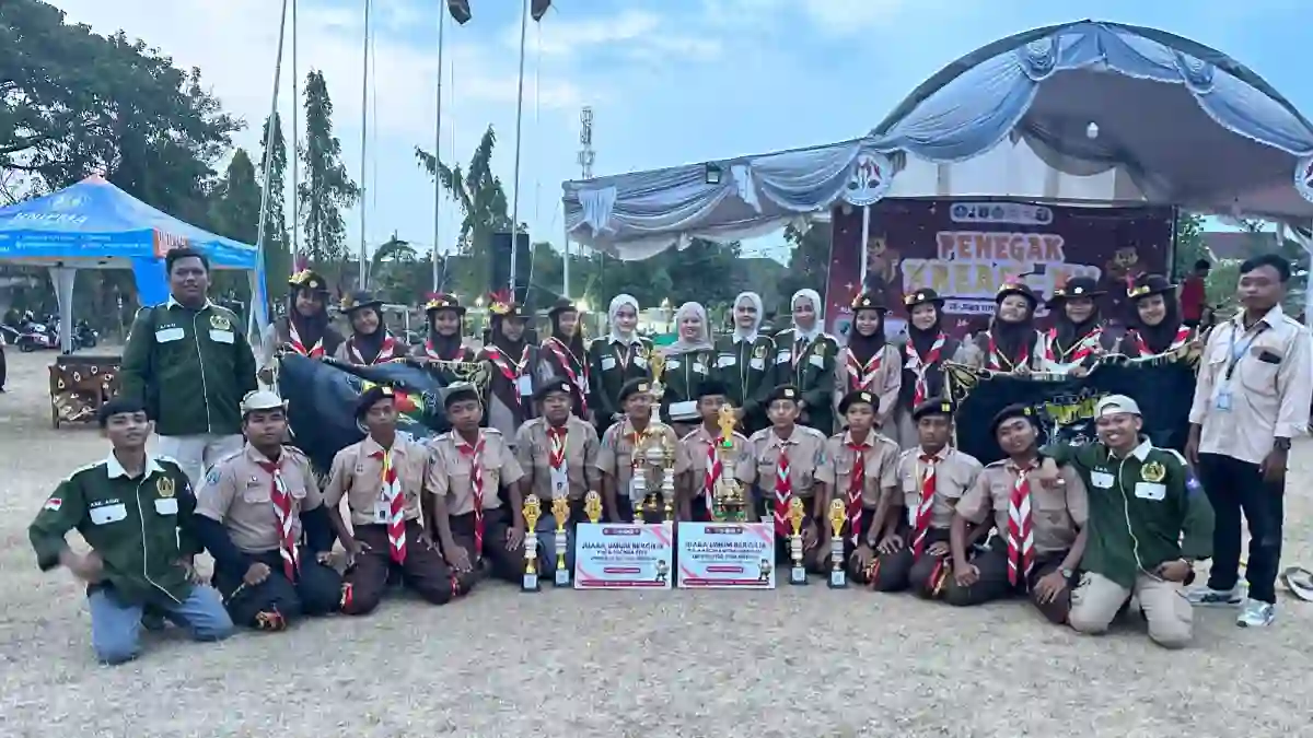 Kontingen Pramuka Al-Rosyid berfoto bersama dua piala juara umum Lomba Penegak Kreasi XV di Unipma Madiun 2026.