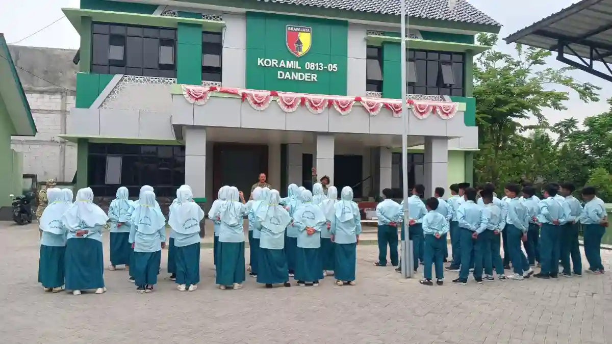 Siswa SMP dan SMK Pemuda Taruna mengikuti LDK di Koramil Dander Bojonegoro.
