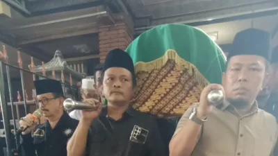 Sasmito bersama anggota lainnya memikul jenazah Wahyu Subakdiono.
