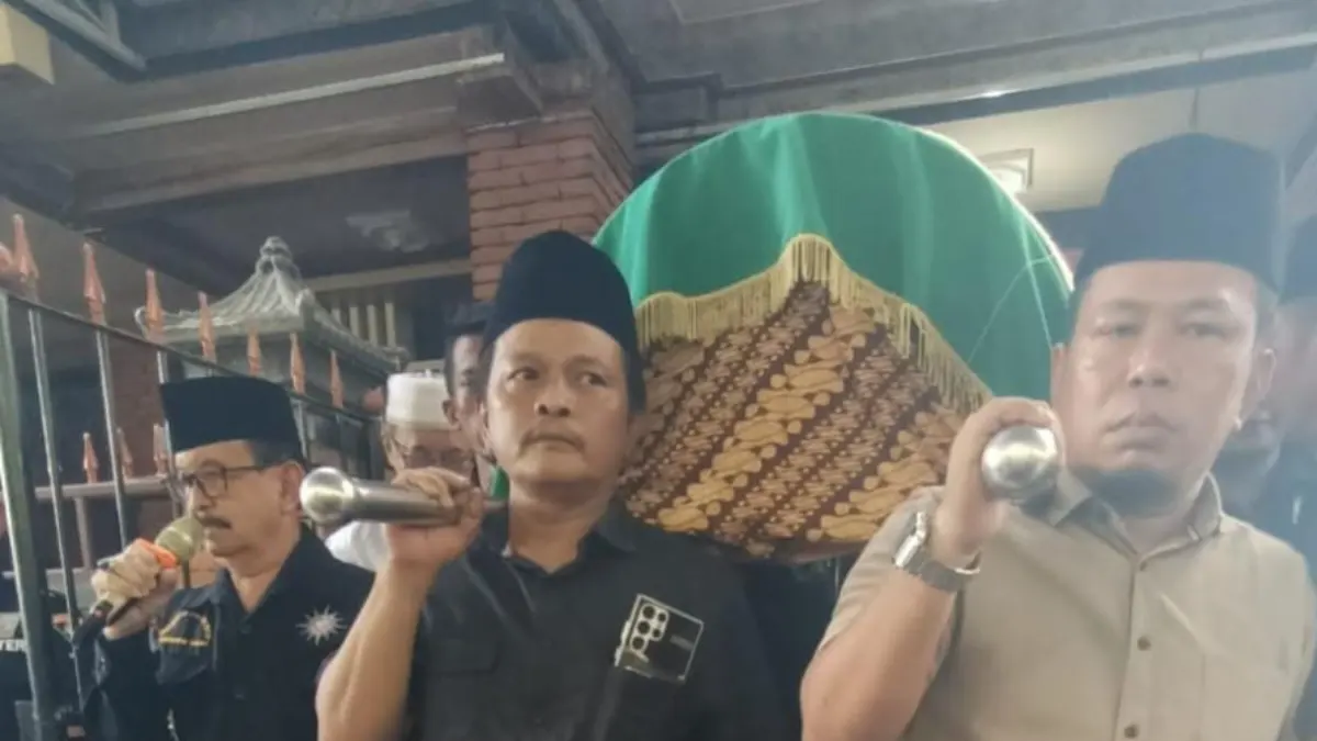 Sasmito bersama anggota lainnya memikul jenazah Wahyu Subakdiono.