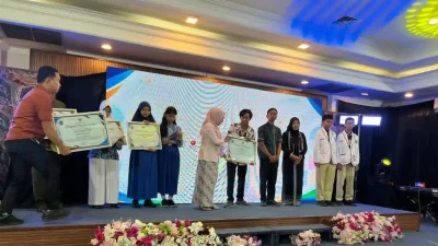 Penyerahan penghargaan kepada mahasiswa IKIP PGRI Bojonegoro dalam BIA 2026