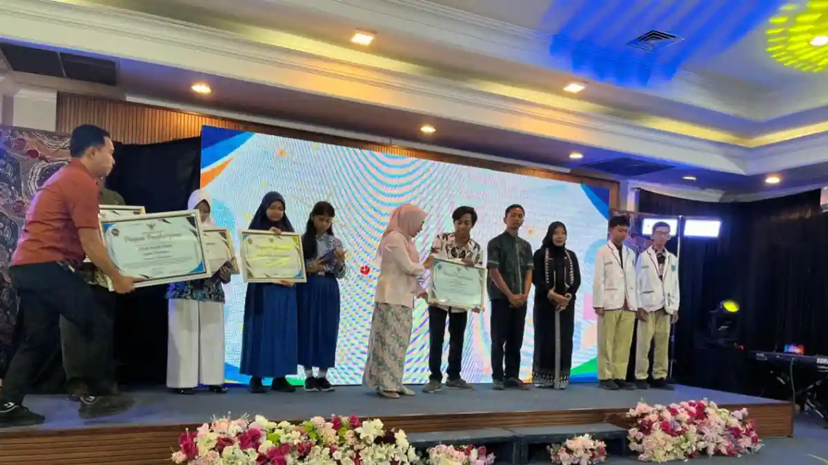 Penyerahan penghargaan kepada mahasiswa IKIP PGRI Bojonegoro dalam BIA 2026