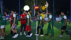 Pemain LDPWNU dan LAKPESDAM bersalaman dalam HSN Soccer League PWNU Jatim 2026