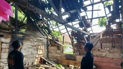 Rumah warga di Dander Bojonegoro rusak berat akibat angin kencang.