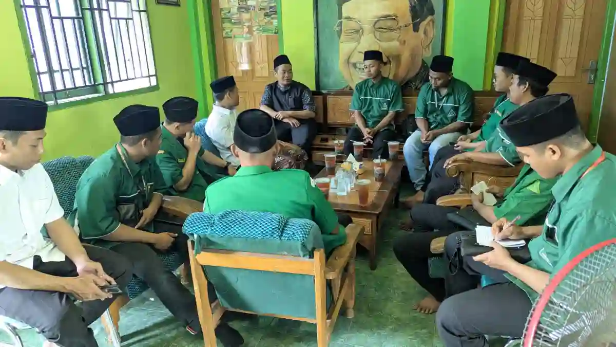 Peserta PKL PC GP Ansor Bojonegoro melakukan kunjungan edukasi ke BMT NU Balen untuk mempelajari kemandirian ekonomi organisasi.