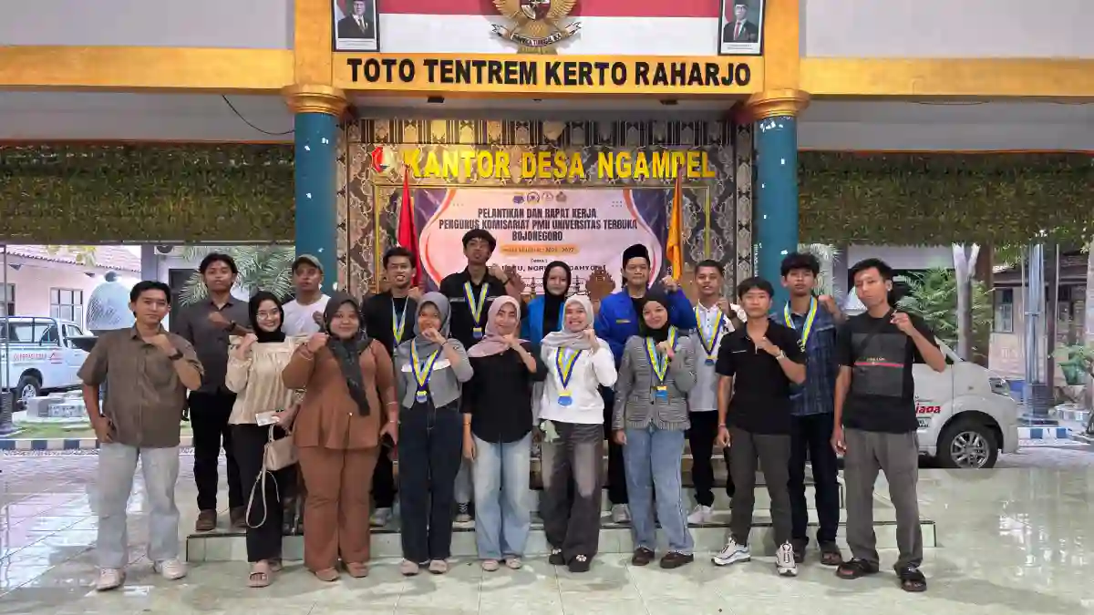Pengurus PK PMII UT Bojonegoro berfoto bersama usai pelantikan di Balai Desa Ngampel