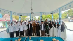 Pengurus delapan komisi MUI Kecamatan Margomulyo periode 2026–2031 berfoto bersama usai pengukuhan.