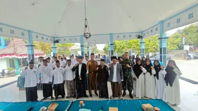 Pengurus delapan komisi MUI Kecamatan Margomulyo periode 2026–2031 berfoto bersama usai pengukuhan.