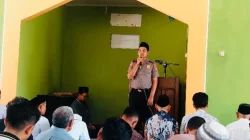 Kapolsek Gayam menyampaikan pesan kamtibmas saat Jumat Keliling di Desa Katur