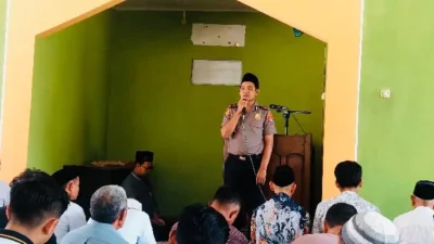 Kapolsek Gayam menyampaikan pesan kamtibmas saat Jumat Keliling di Desa Katur