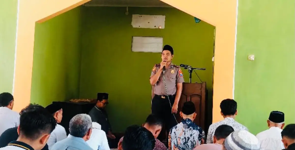 Kapolsek Gayam menyampaikan pesan kamtibmas saat Jumat Keliling di Desa Katur