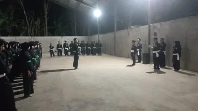 Siswa PSHT Kedungadem mengikuti ujian kenaikan tingkat di Pendopo Ranting Kedungadem.