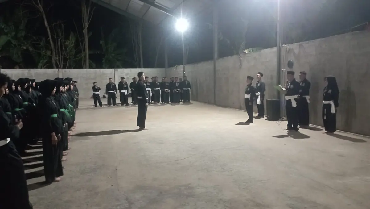 Siswa PSHT Kedungadem mengikuti ujian kenaikan tingkat di Pendopo Ranting Kedungadem.