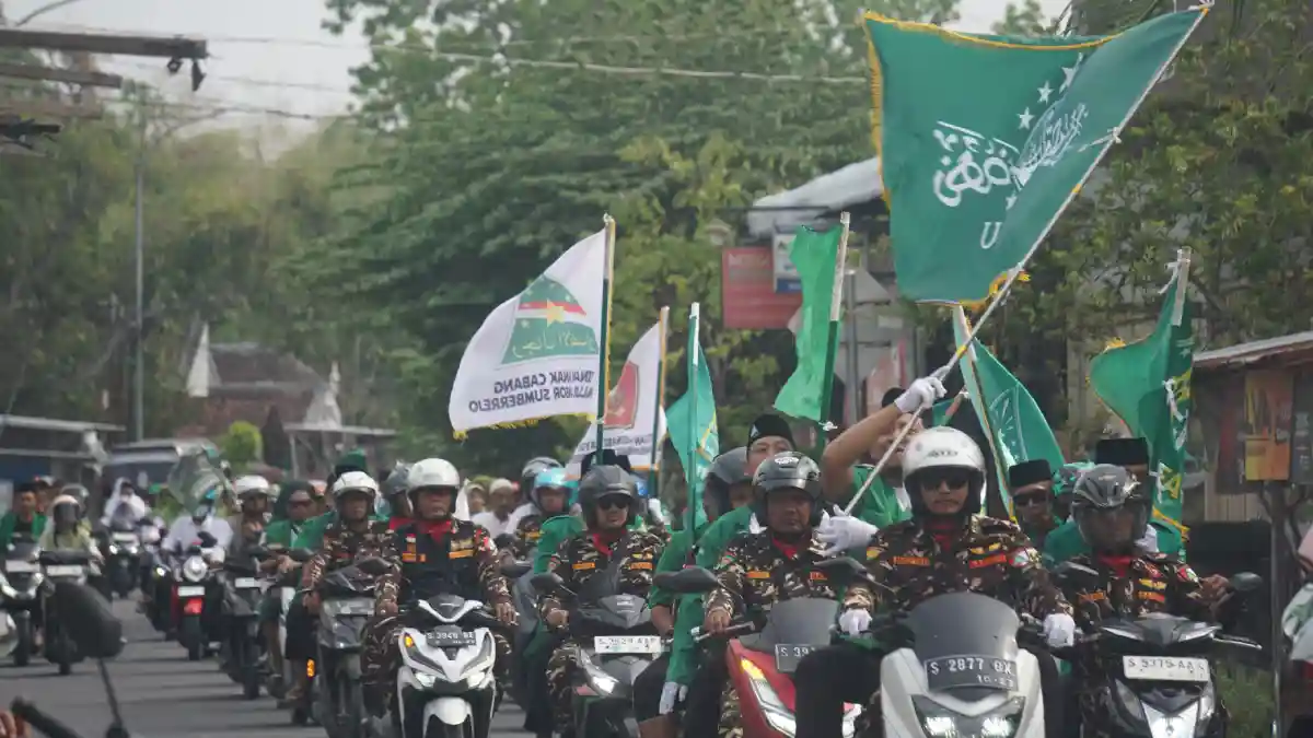 Kirab Pataka dan NU Riding MWCNU Sumberrejo diikuti rombongan Banser dan warga Nahdliyin.