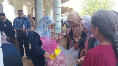 Warga Napis berbelanja di Gerakan Pangan Murah DKPP Bojonegoro
