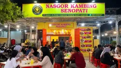 Pengunjung menikmati kuliner di Nasi Goreng Senopati Bojonegoro