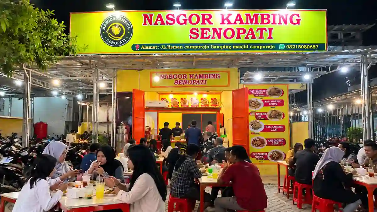 Pengunjung menikmati kuliner di Nasi Goreng Senopati Bojonegoro